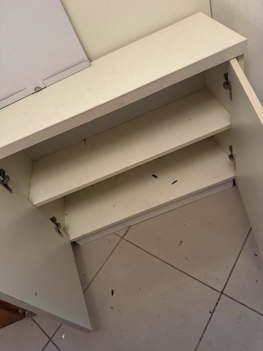 Шкаф за обувки и закачалка за дрехи