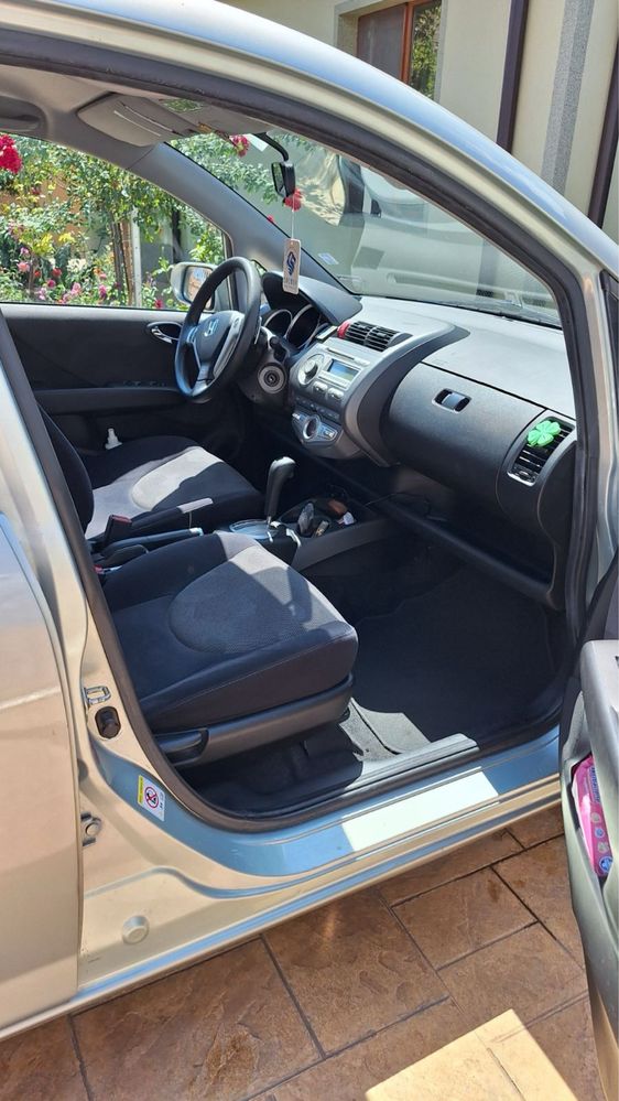 Honda Jazz,бензин,автоматик + 4бр. зимни гуми с джанти