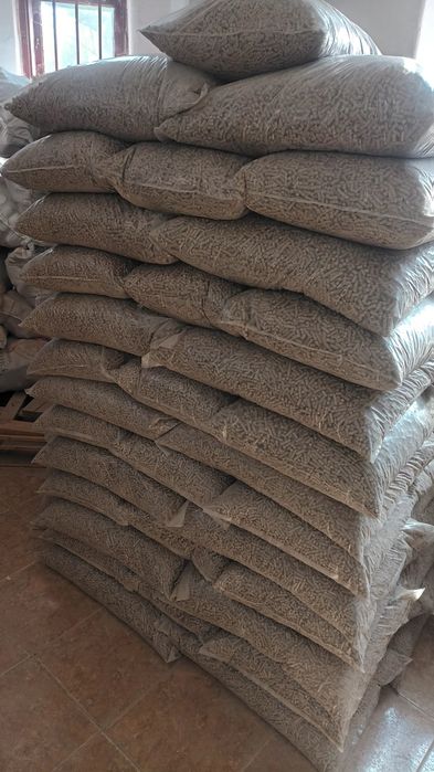 Vând peleti și brichete