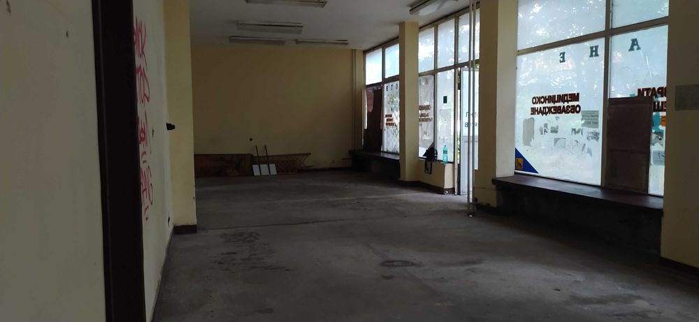 Помещение подходящо за магазин, офис или склад.