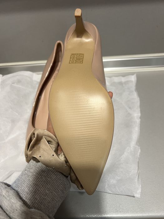 Елегантни бежови лачени обувки