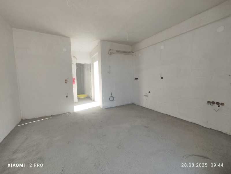 Гарсониера на партерен етаж с парко място в Паралия Офринио