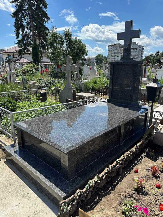 Monumente funerare