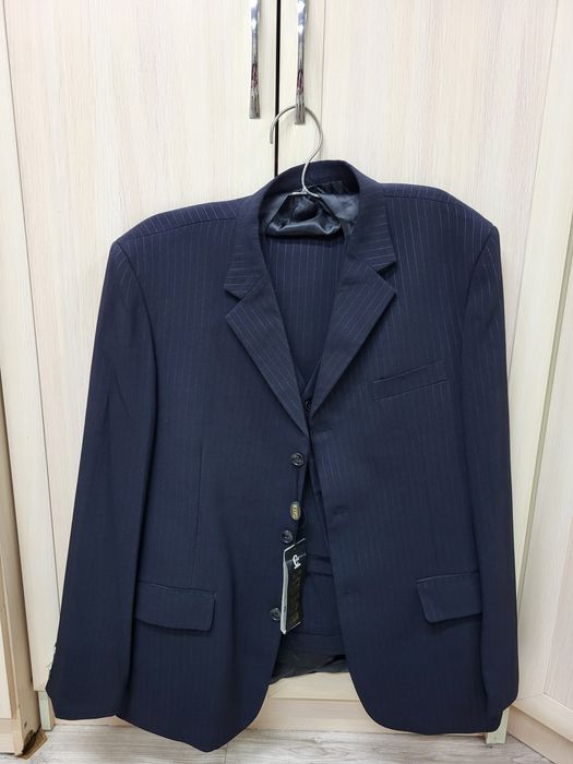 Продам вещи костюм и плащь