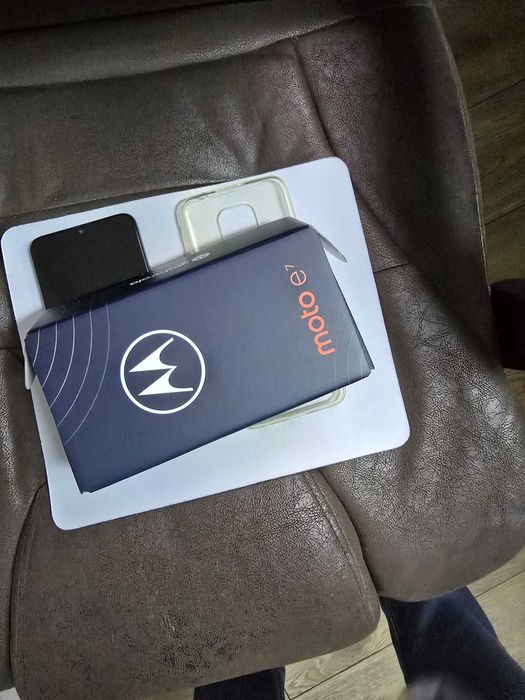 Vand smartphone Motorola Moto E7, aproape nou, in cutie, cu accesorii