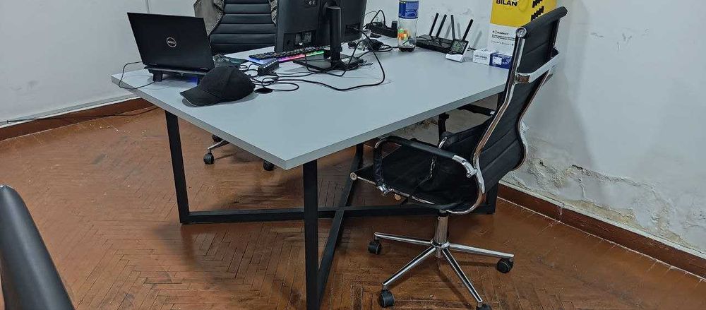 Ofis stoli – 120×155 sm, balandligi 75 sm, ideal holatda