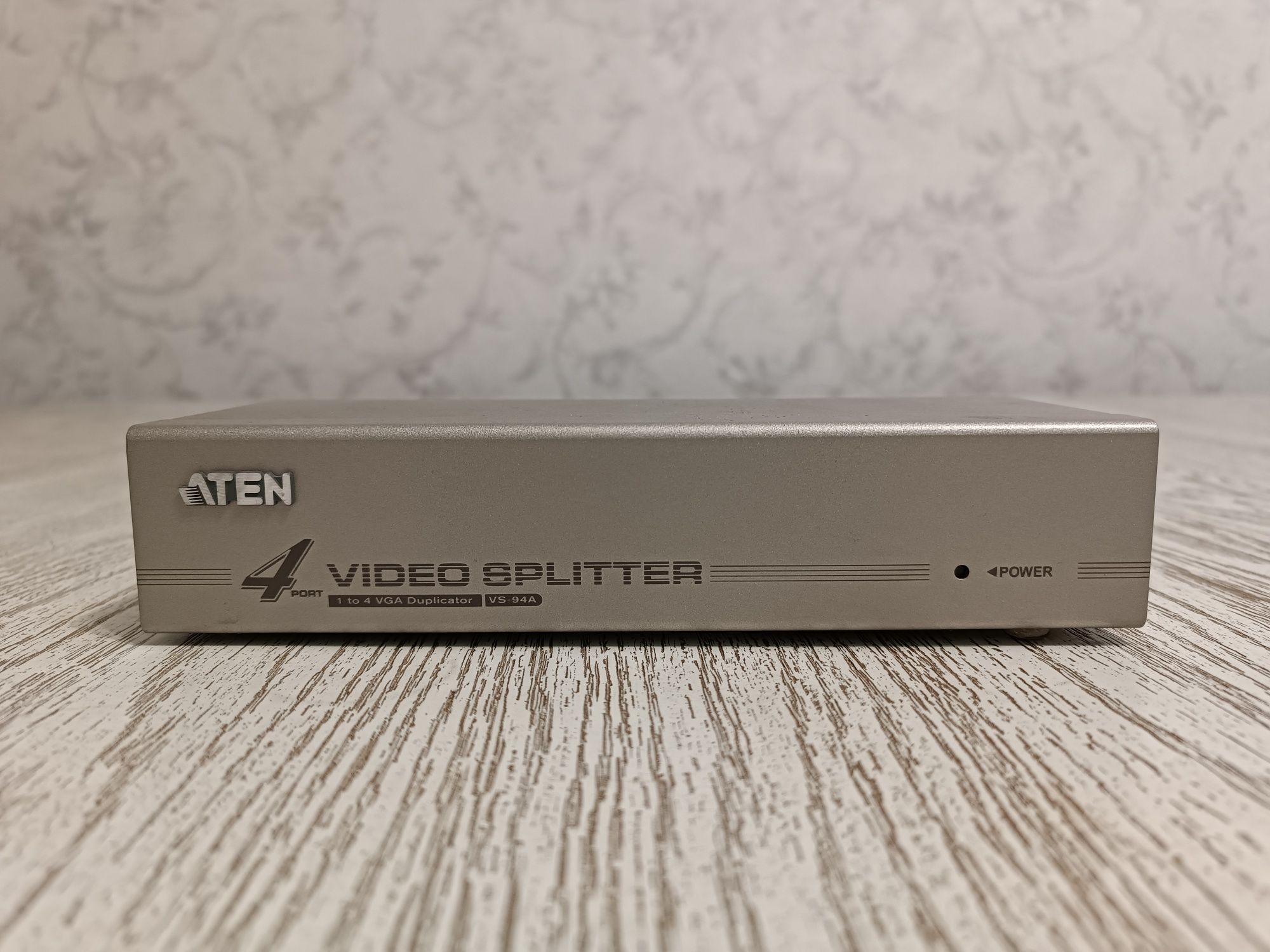 VGA splitter box. VGA разделительная коробка