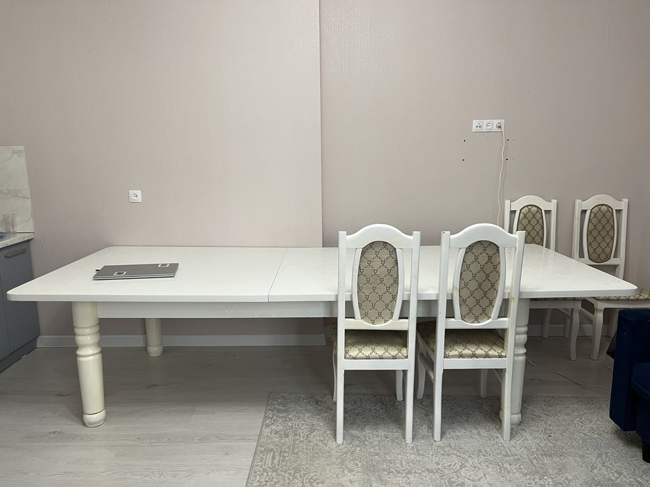 Белый стол 2,5-3 метра на 14 персон