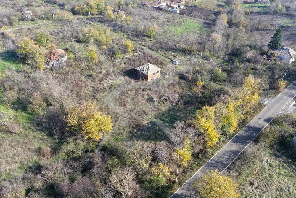 Дворно място с къща за ремонт или събаряне в Суходол 88352