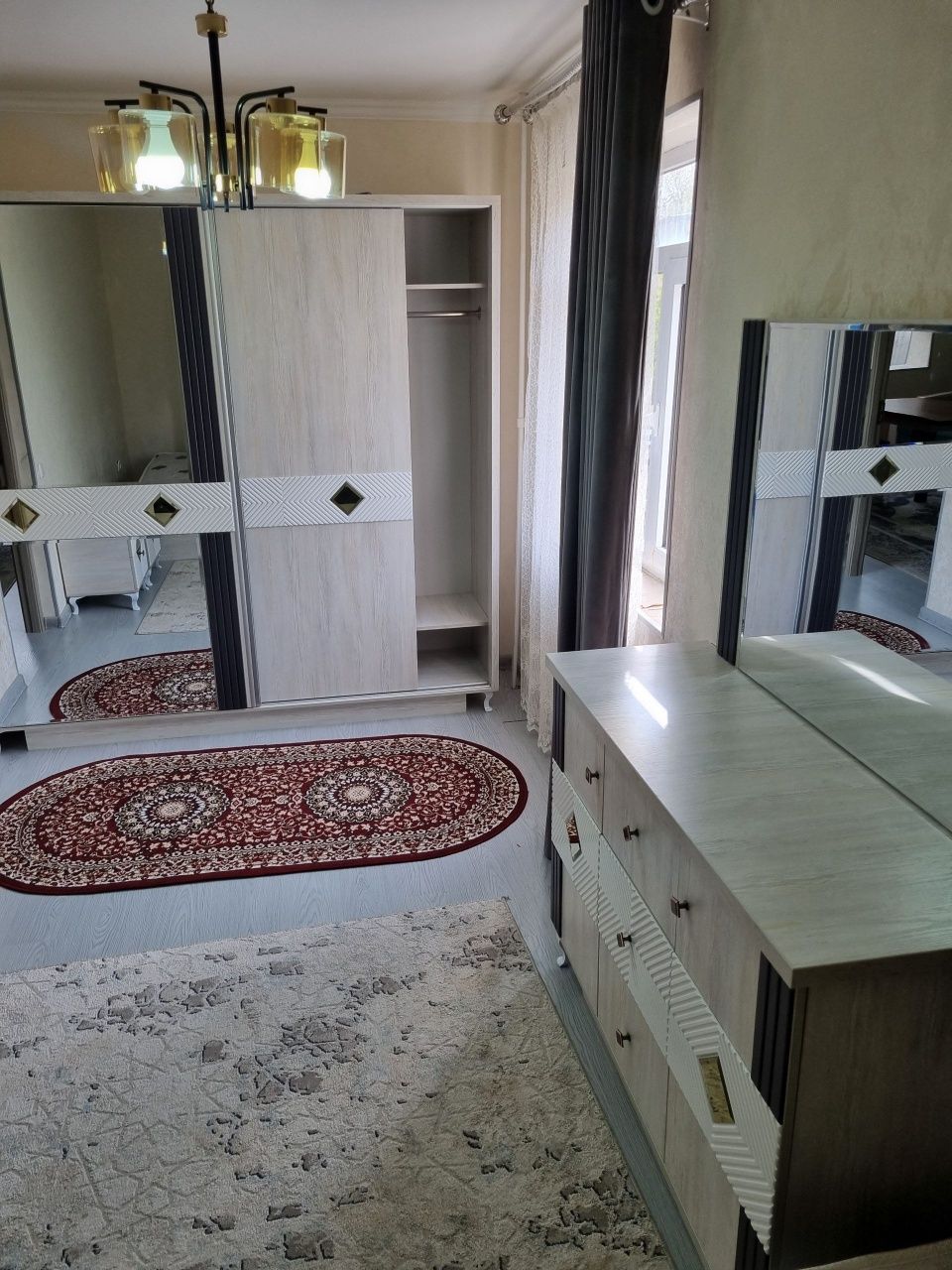 Срочно продаётся 2 комната на 3 этаже партсезд ор кафе Феникс