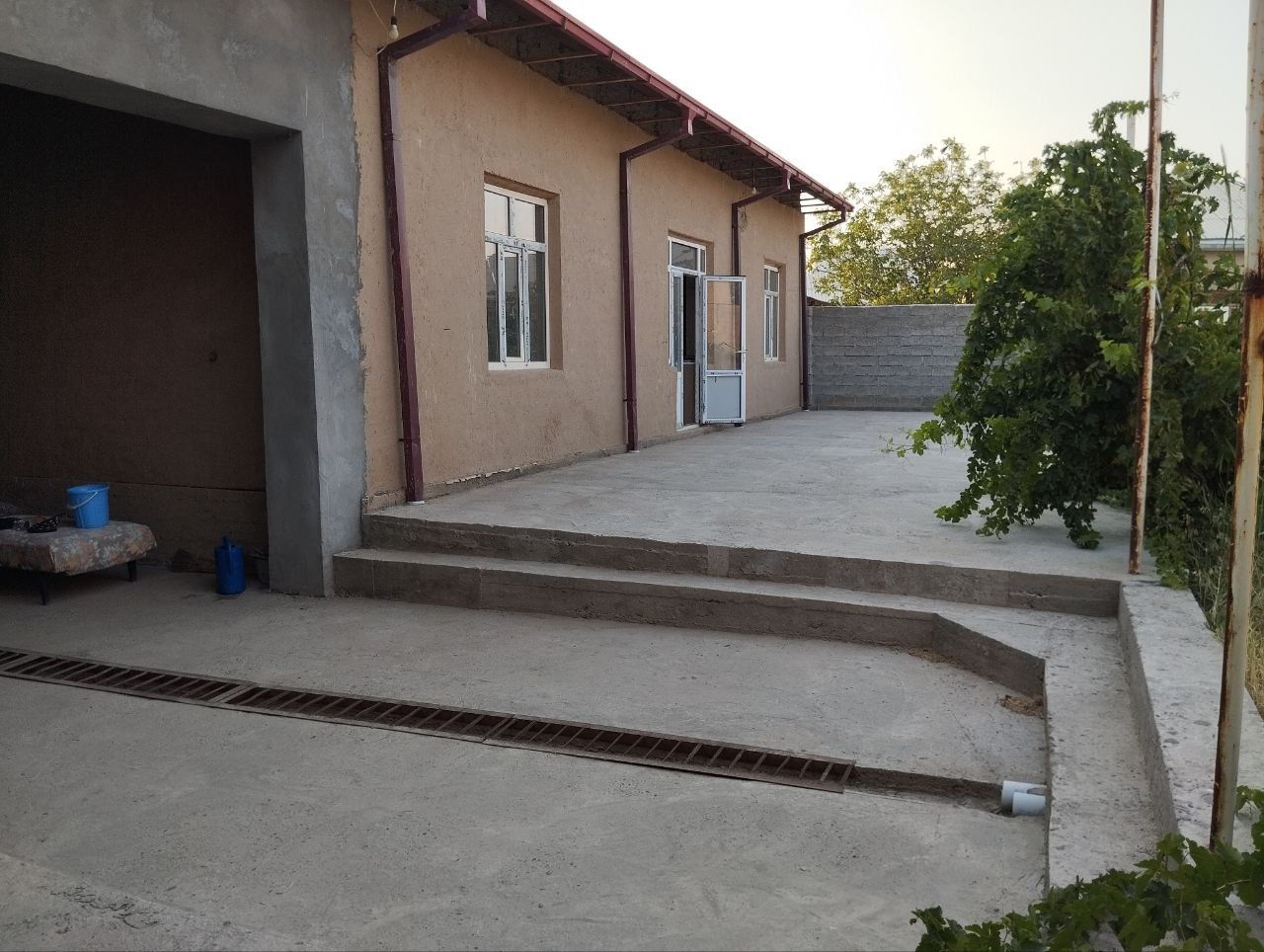 Hovli uy sotiladi