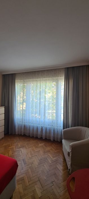 Къси плътни  пердета и дълги завеси с тънко перде