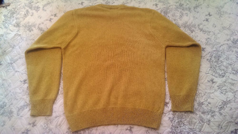 Дебел вълнен мъжки пуловер в жълт цвят идеален за студените зими