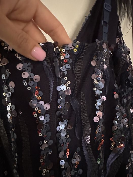 Тъмносиня рокля с пера и пайети