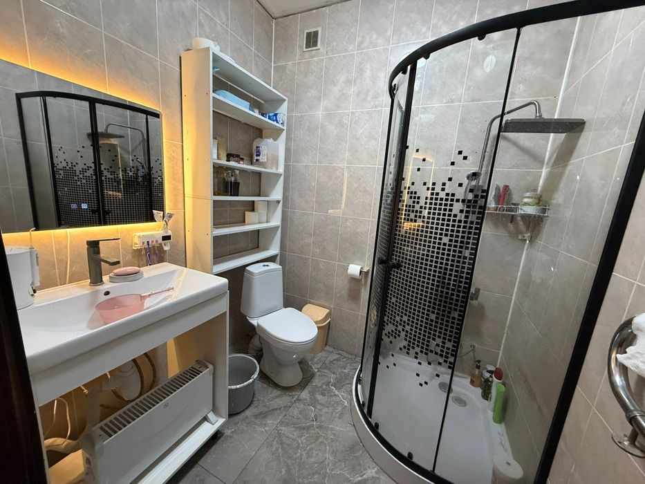 Продаю полностью оборудованный санузел (душевая + туалет + раковина с