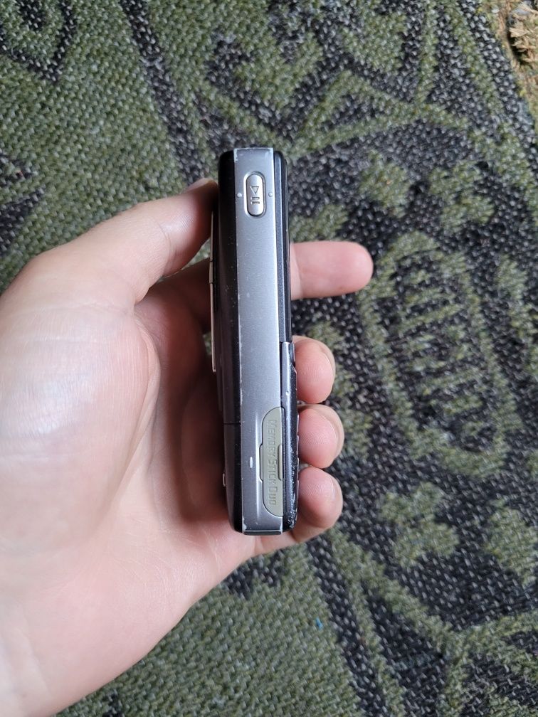 Sony Ericsson 750i; работещ; със зарядно