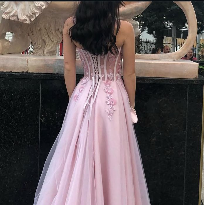 Нежна Розова Бална Рокля с Корсет Принцеса