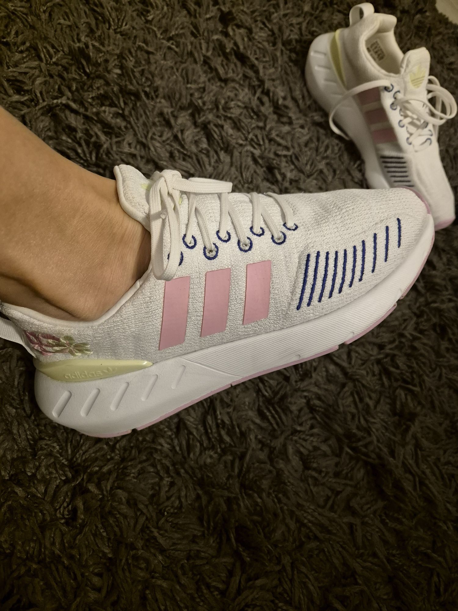 Vând adidași dama Adidas