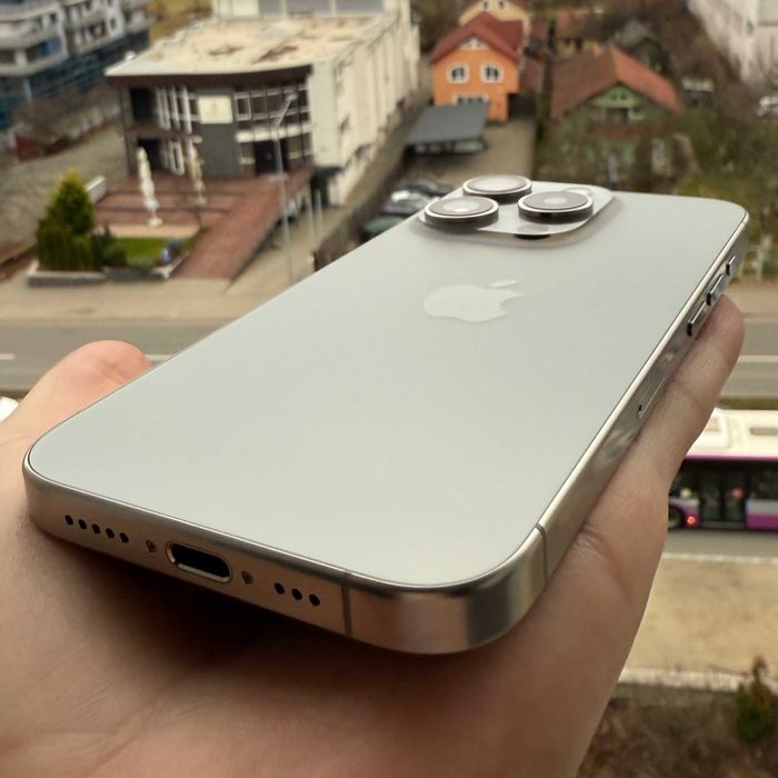 Vând iPhone 15 Pro, ca nou, 128GB, Titanium, la cutie + husă originală
