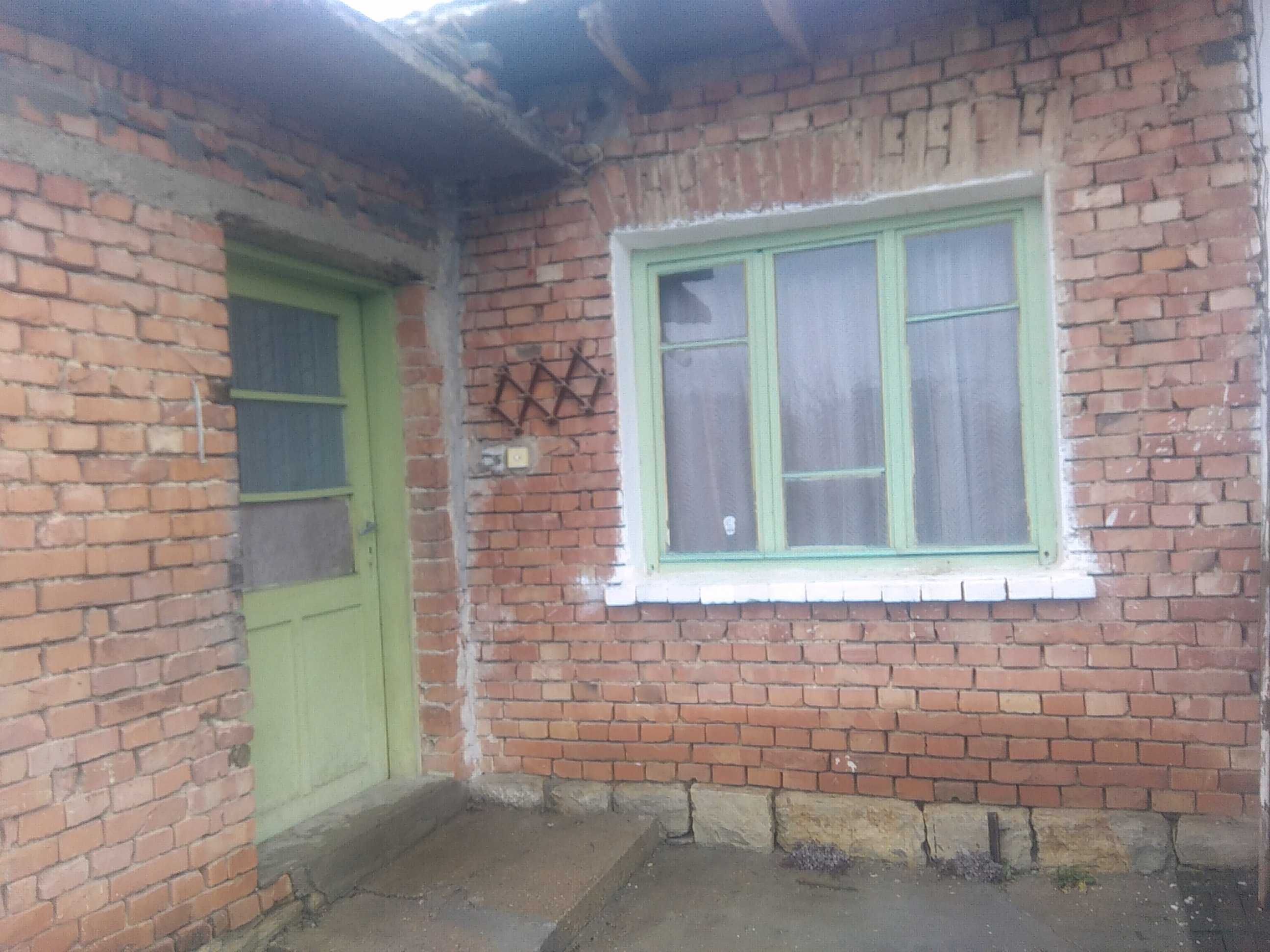 Къща с градина и двор