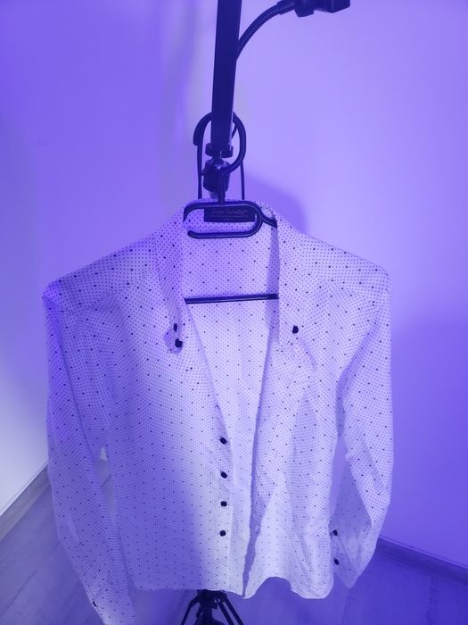 Vand cămăși doar una este mărimea s restul M