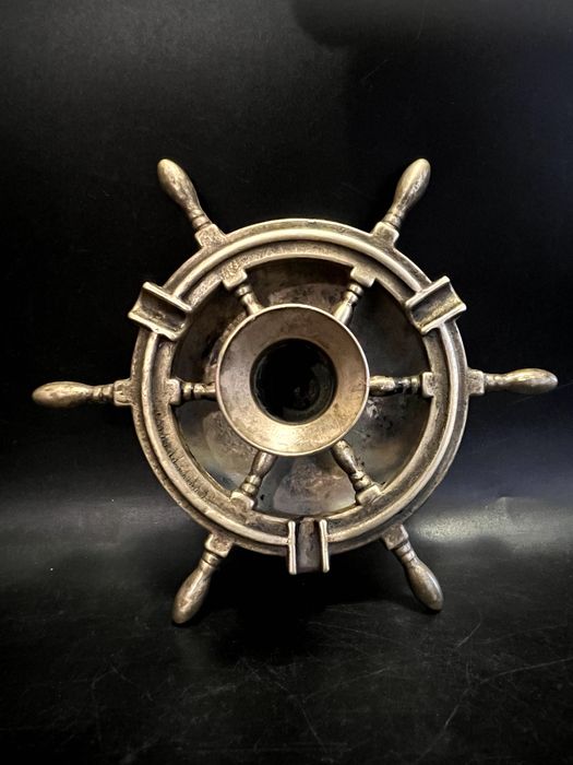 Scrumiera in forma de timona decorată cu un sfeșnic