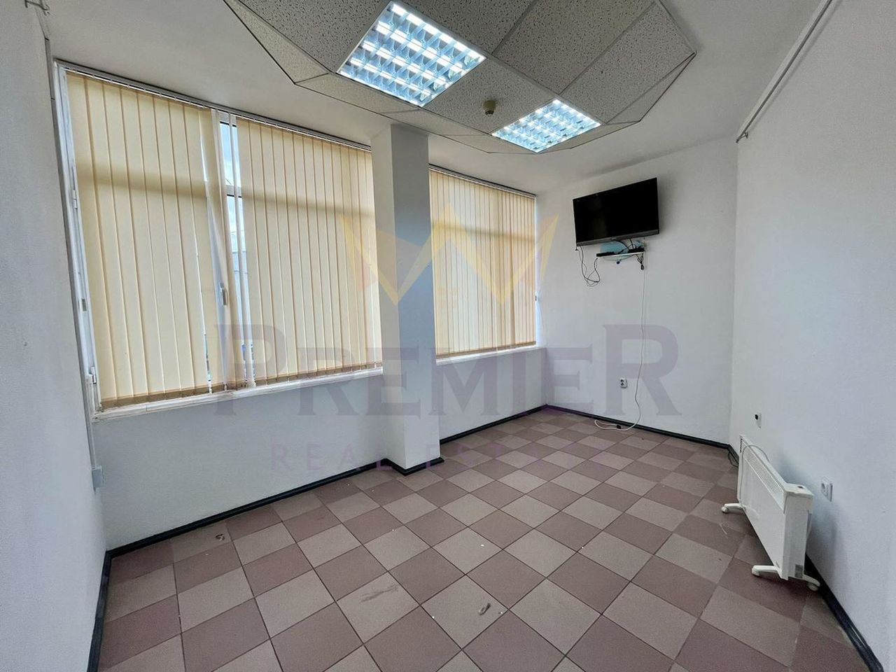 Продава се Магазин в Добрич, Център - 18 кв.м за 1389 €/кв.м - Снимка #4