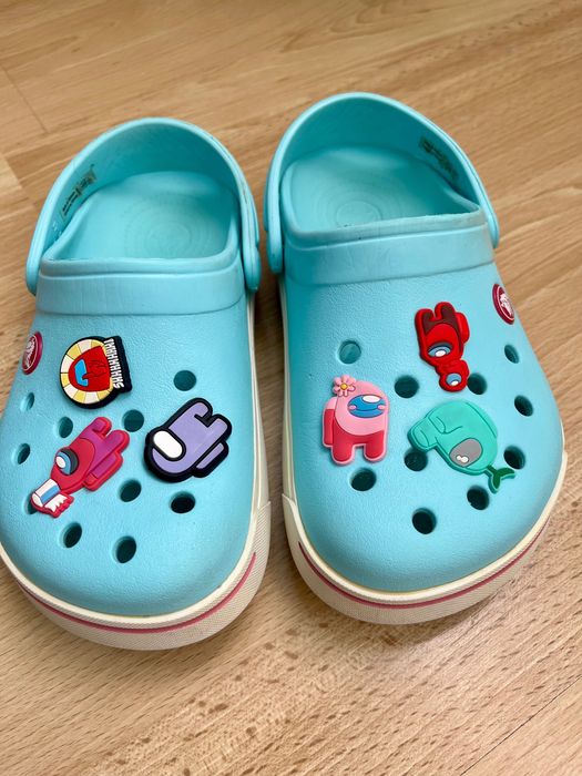 Детски Crocs за момиче + Jibbitz Among Us – размер 33–34 (8-10 год.)