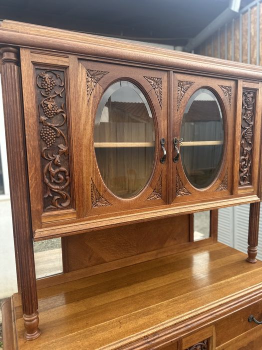 Бюфет витрина от дърво с дърворезба