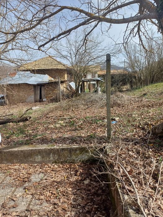 Тухлена къща с двор