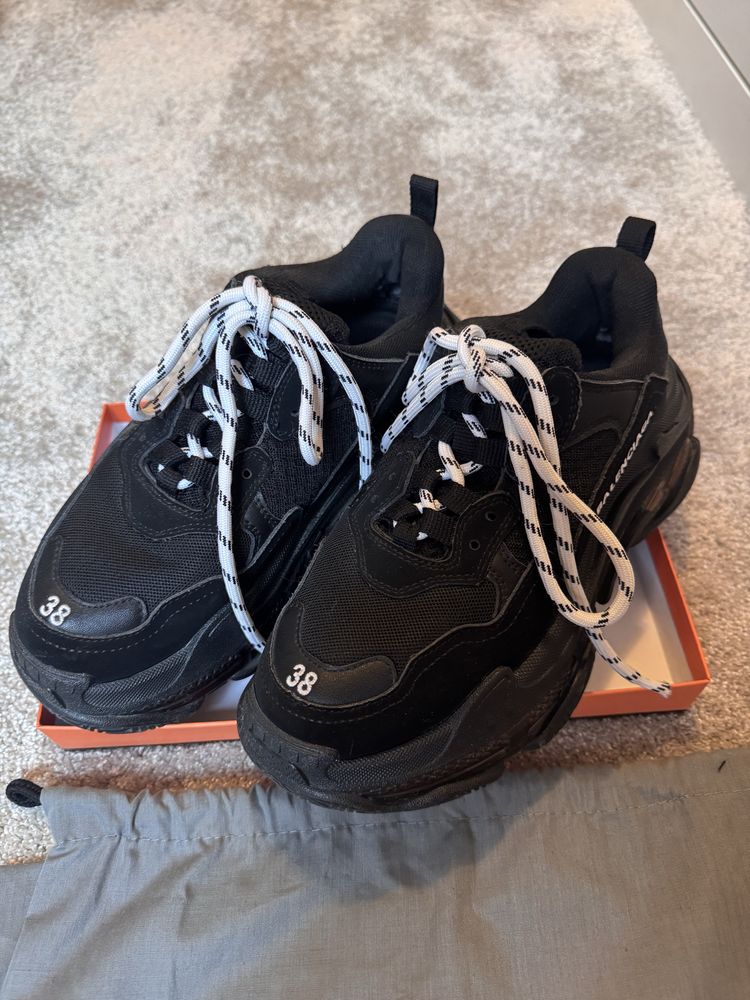 Дамски маратонки Balenciaga Triple S.
