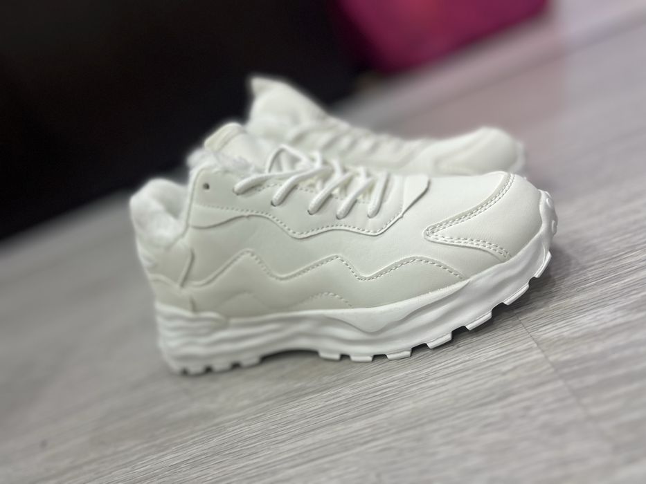 НОВИ топли бели маратонки