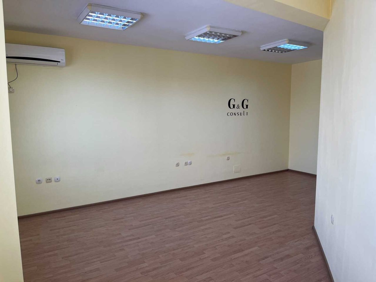 Дава се под наем Офис в Русе, Център - 40 кв.м за 188.7 € - Снимка #1