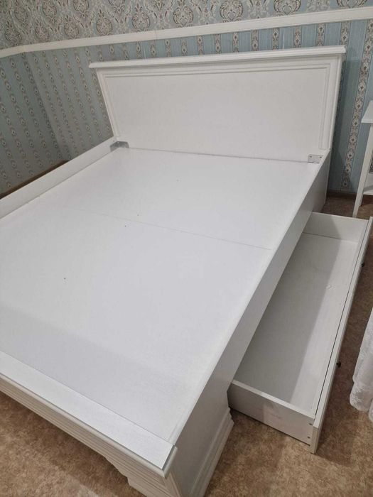 Продам двуспальную кровать без матраса.