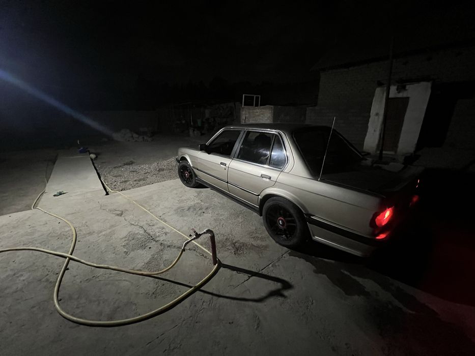Подам BMW E30.