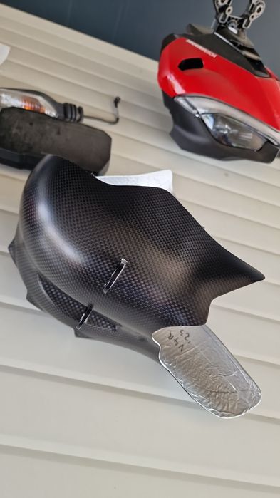 Protectie carbon originala Ducati Panigale V4 evacuare bascula motor