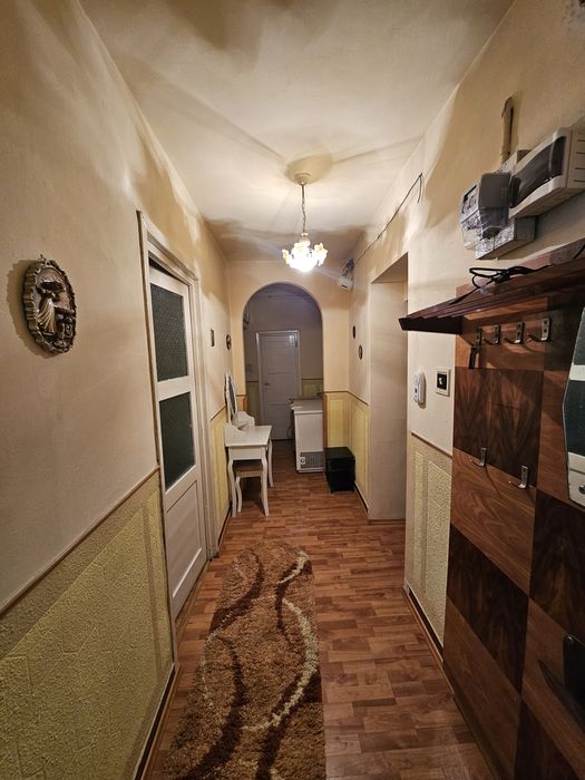 Apartament 2 camere și beci la demisol, bloc cărămidă, reabilitat