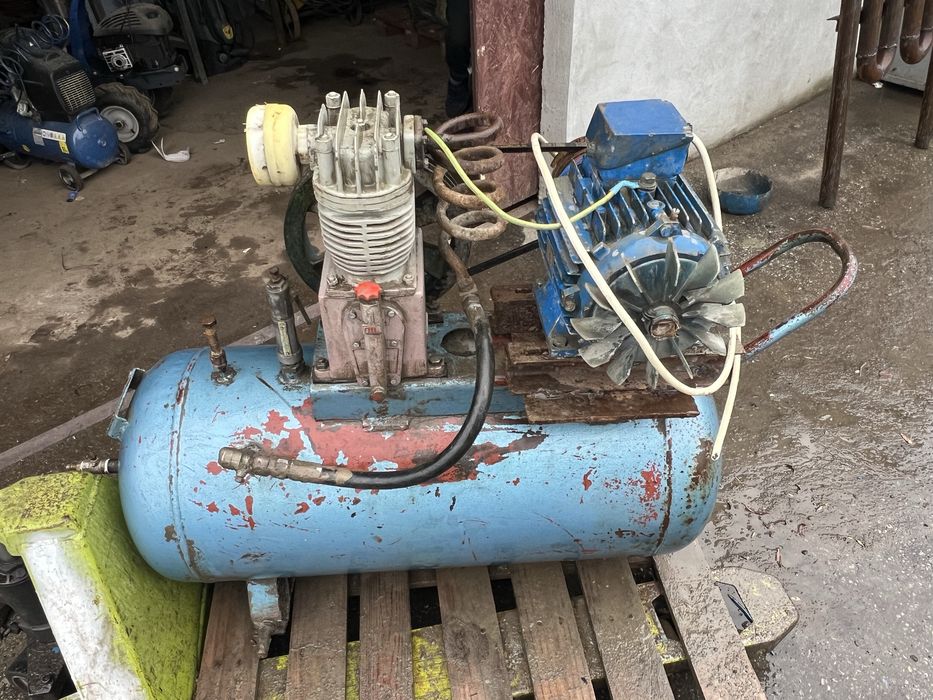 Compresor aer rezervor— 120 litri , motor— 4 KW