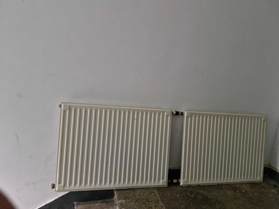 Vănd   două  calorifere  din  oțel