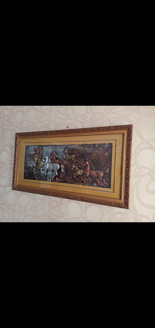 Картина в стиле 3D- Лошади-барельеф в чеканке под стеклом 79х42