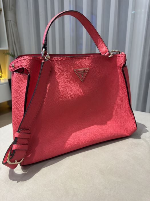 Дамска чанта на марката Guess.