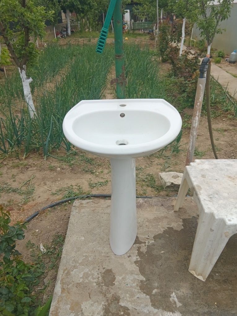 De vinzare Lavoar cu picior