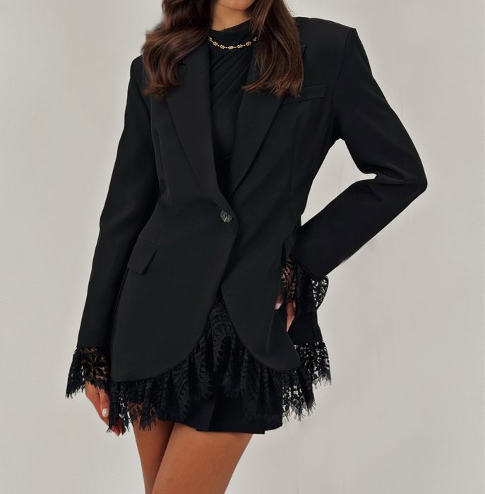 Дамски черен блейзър с пришита дантела