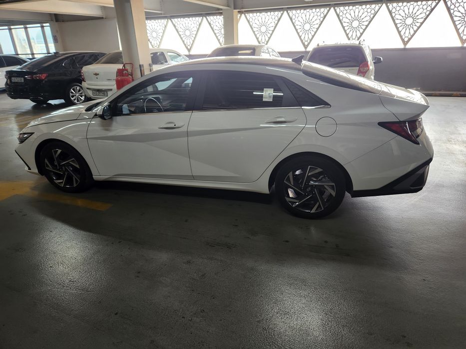 Hyundai Elantra 2023/2024 yil.  Probeg 25000, kraskasi yóq toza