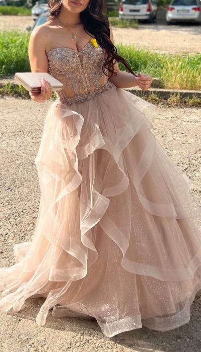 Официална рокля.