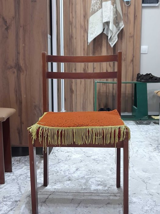 Продается стул из орехового дерева, пр-ва ГДР,  б/у – 1 единица.
