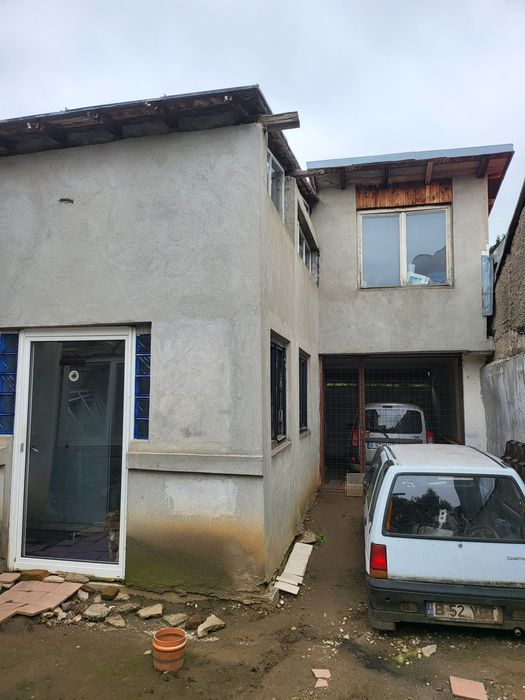 Casă curte cu mansarda și garaj in spate la vadul nou ferentari
