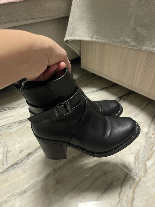 Ghete negre pentru toamna