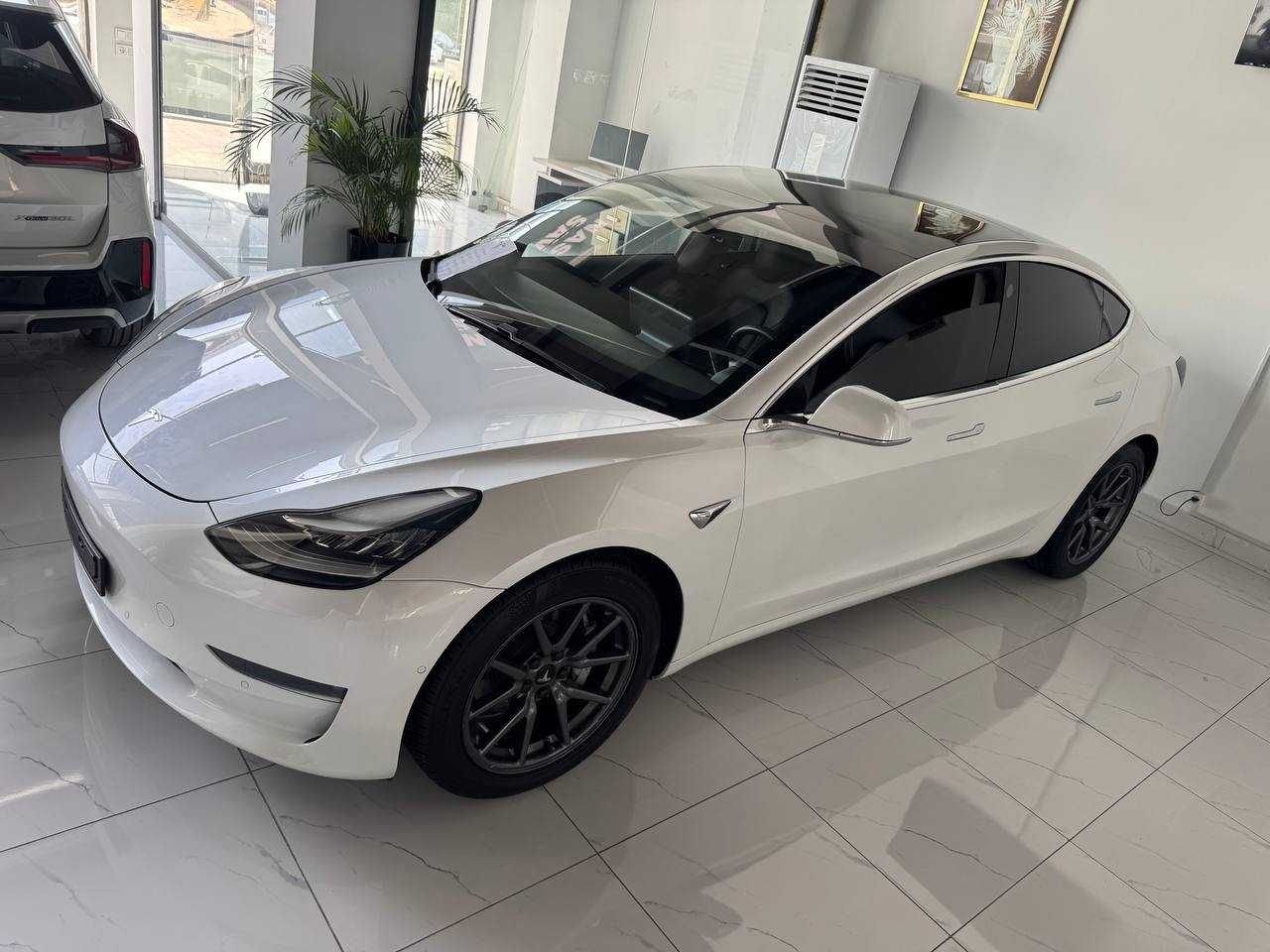 TESLA MODUL 3  srochna sotiladi