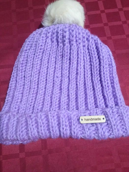 Ръчно изплетена шапка на една кука